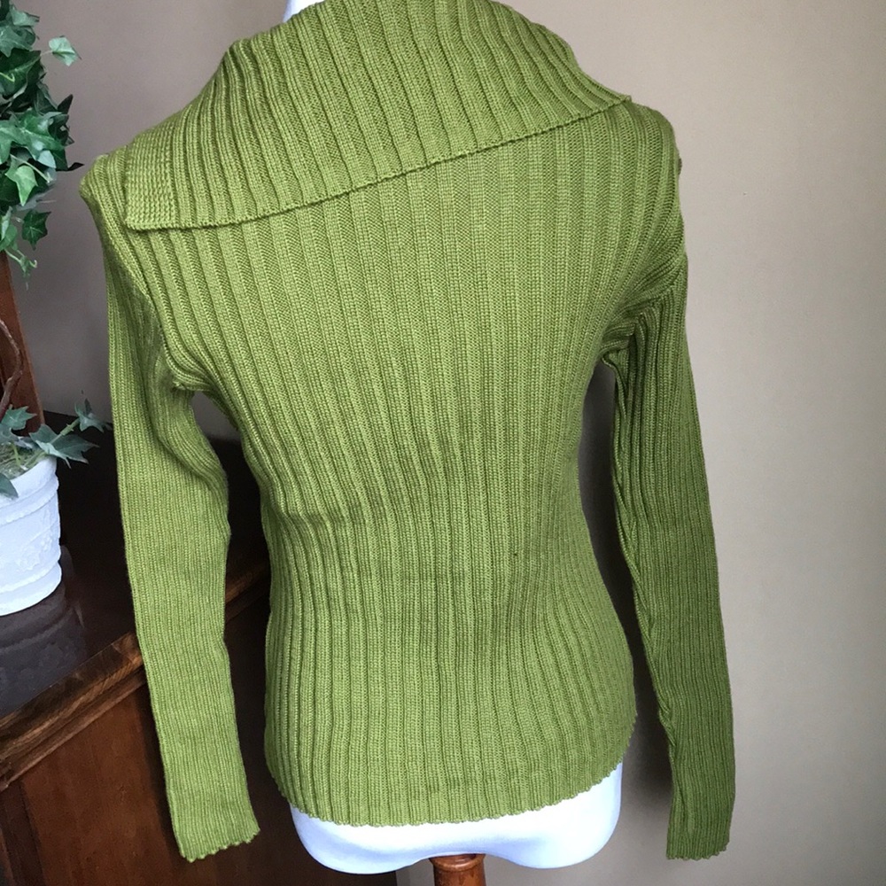 NWT one of a kind sweater w angled button neckline - Picture 4 of 8